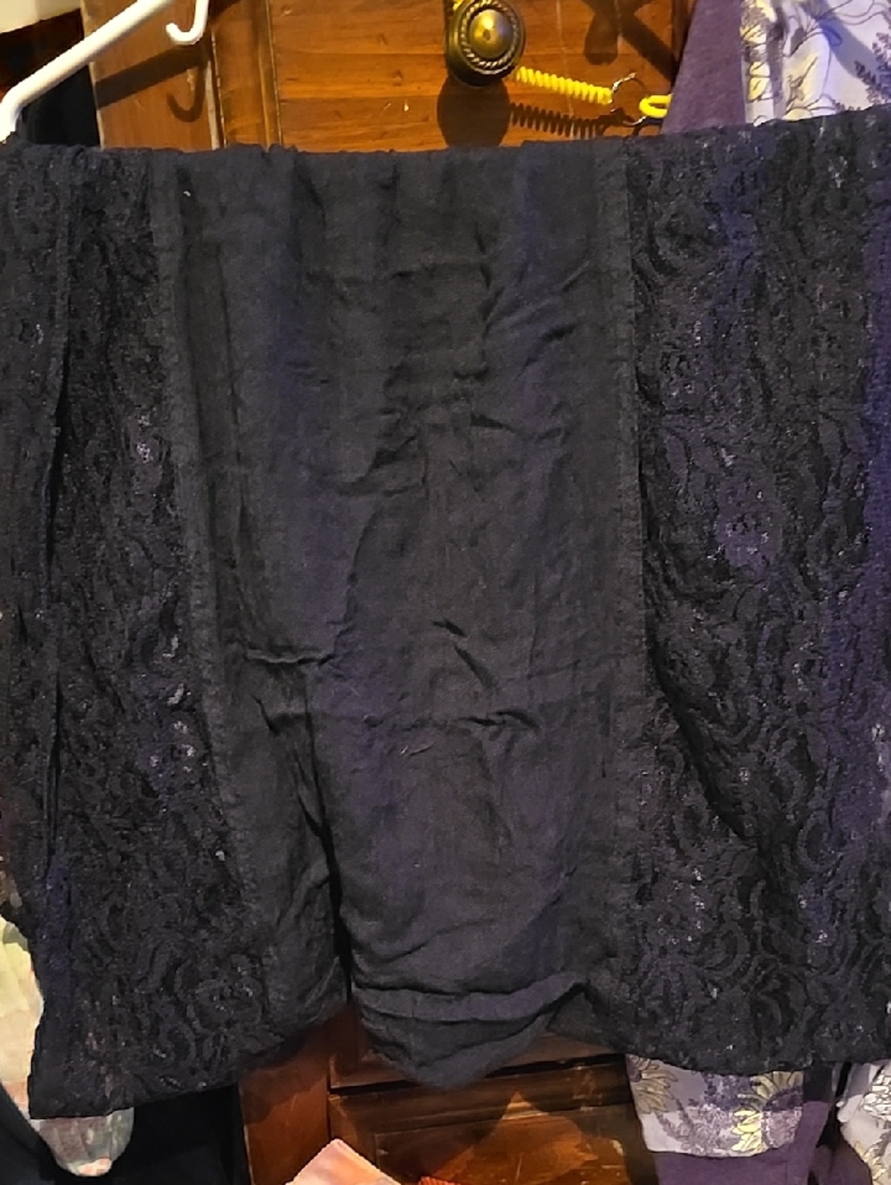 !!. Ladies Black Lace-Trim Scarf
